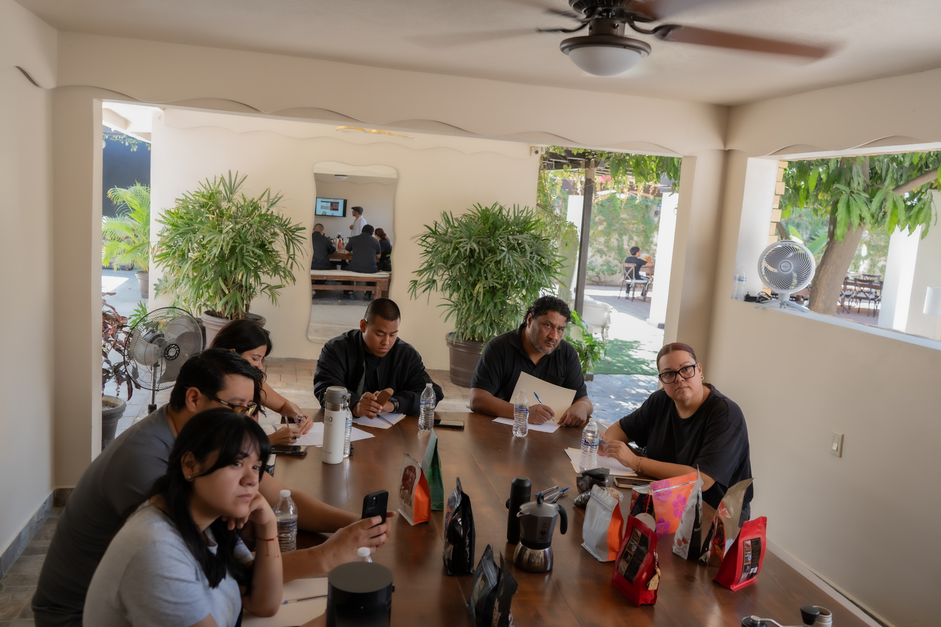 Estudiantes tomando notas con bolsas de café en la mesa