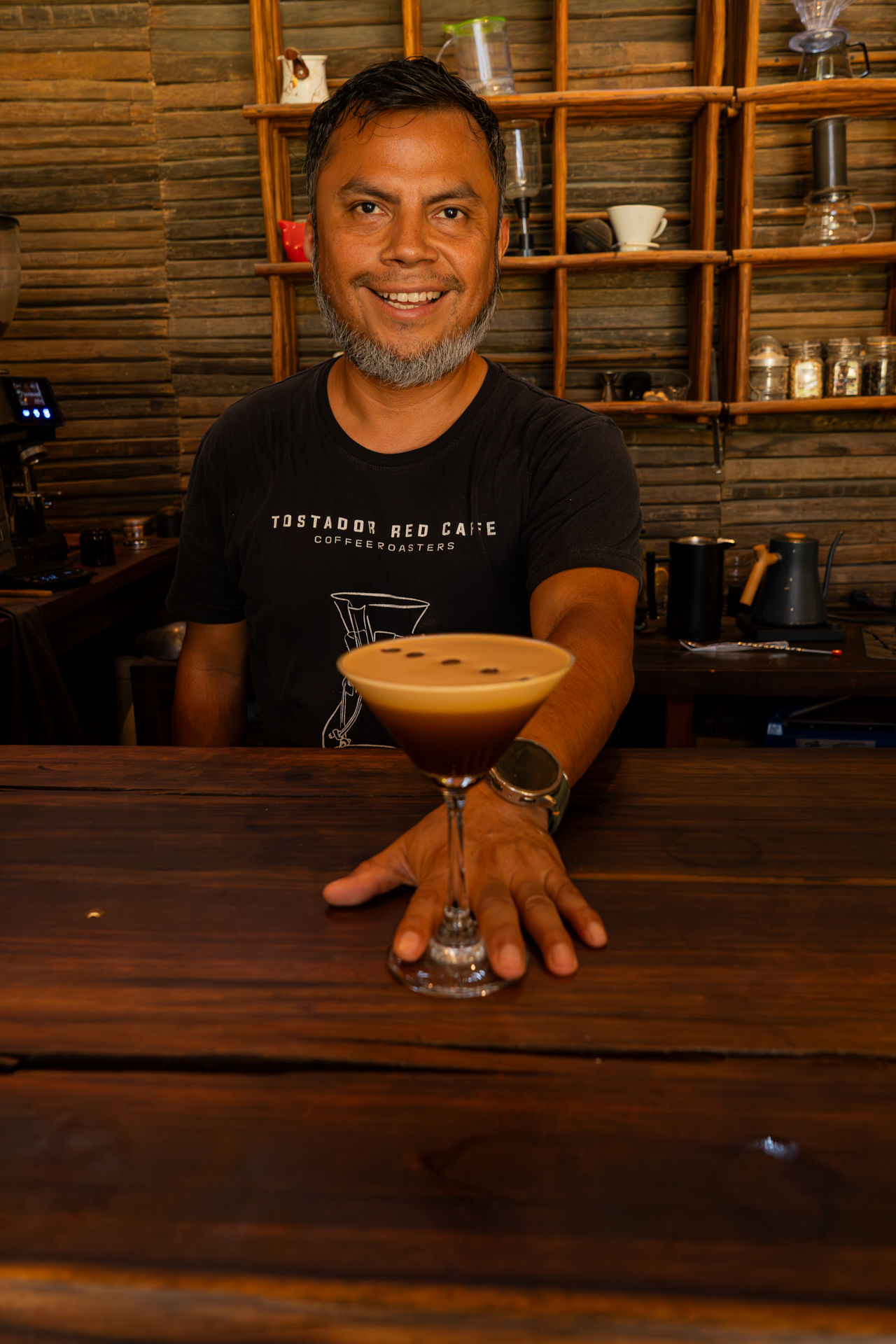 Barista presentando el espresso martini en la barra